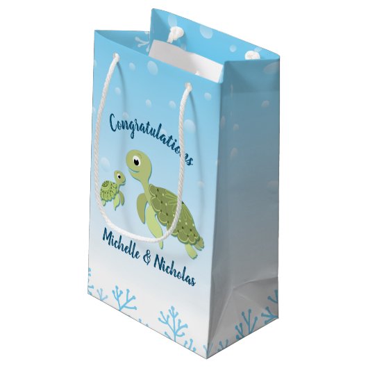 Zee Turtle Baby shower Co-Ed Gender Neutral Klein Cadeauzakje (Achterkant Gekanteld)