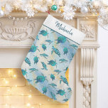 Zee Turtle Christmas Tropical Beach Sparkle Kleine Kerstsok<br><div class="desc">Deze gepersonaliseerde kous met kustthema heeft een patroon van schattige turquoise blauwe zeeen schildpadden op een abstracte achtergrond met een faux glittergolf en fonkelende steraccenten. Bekijk het collectie voor meer overeenkomende producten of neem contact met me op via Zazzle Chat als je iets speciaals nodig hebt.</div>