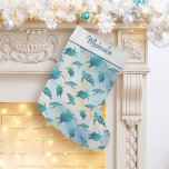 Zee Turtle Christmas Tropical Beach Sparkle Kleine Kerstsok<br><div class="desc">Deze gepersonaliseerde kous met kustthema heeft een patroon van schattige turquoise blauwe zeeen schildpadden op een abstracte achtergrond met een faux glittergolf en fonkelende steraccenten. Bekijk het collectie voor meer overeenkomende producten of neem contact met me op via Zazzle Chat als je iets speciaals nodig hebt.</div>