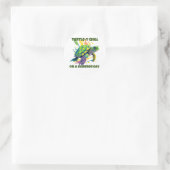 ZEE TURTLE OP DE DAG VAN EEN ZOMER RONDE STICKER (Tas)