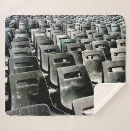 Zee van grijze stoelen sherpa deken