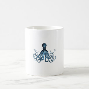 Zee van het kuststrand van de Octopus kraken Koffiemok