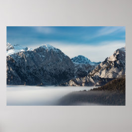 Zee van mist en besneeuwde bergen poster