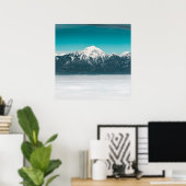 Zee van mist onder de berg poster (Thuiskantoor)
