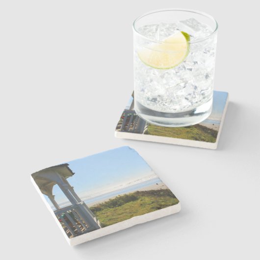 Zee, zandstrand, groenen en haven bij Seattle Stenen Onderzetter (Zijkant)