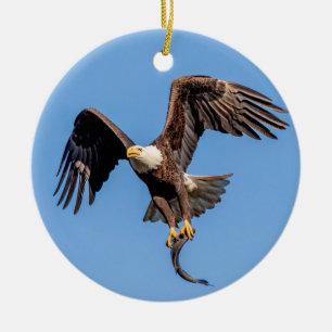 Zeearend met een vis keramisch ornament