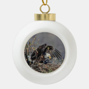 Zeearend met haar jong keramische bal ornament