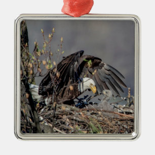 Zeearend met haar jong metalen ornament