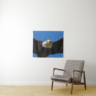 Zeearend vliegt dicht langs wandkleed