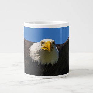 Zeearend vliegt dichtbij grote koffiekop