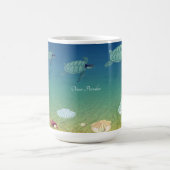 Zeeduivel, zeeen schildpadden, schelpen, parels en koffiemok (Center)