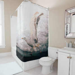 Zeeëend die met zijn vleugels wappert nabij zee-sc douchegordijn