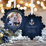 Zeeen en groeten Anker Blue Wood Print Ornament Kaart<br><div class="desc">Moderne Zeeen en Groeten Kerstvakantie Foto Ornament Kaart - Navy Blue Wood Print. Anker bekroond met Waterverf Bloemen waaronder rode poinsettia's,  dennenappels en ander prachtig wintergroen. Dit is een wenskaart dat ook een ornament is.</div>