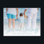 Zeeen en groeten Aqua Vacation Feestdagenkaart<br><div class="desc">Verstuur een vakantiewenk met dit stoute kerstcadeautje met een eenvoudig ontwerp met de woorden "Zeeen en groeten" in een elegant,  slank aquascript,  samen met uw bericht op uw favoriete horizontale strandvakantiefoto. Achterzijde heeft uw persoonlijke bericht en uw retouradres voor eenvoudige mailing.</div>