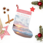 Zeeen en groeten Californië - zonnebank Kleine Kerstsok<br><div class="desc">"Zeeen en groet"manuscript bij bovenkant. Het is een schattig kerstfeest,  een nautisch gezegde over een Monterey California strand zonnefoto's. Roze hemden en golven die aan land kruipen. Sjabloon voor naam bovenaan in roze gebied.</div>