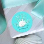 Zeeen en Groeten Christmas Dark Aqua Blue Ronde Sticker<br><div class="desc">Dit Kerst sticker aan de kust heeft de vakantieboodschap "Zeeen & Groeten" met een zanddollar en zeester op glitterkoraal,  op een felle aquablauwe achtergrond. *Als u dit ontwerp op meer producten wilt of ontwerphulp nodig hebt,  neem dan contact met me op via Zazzle Chat.</div>