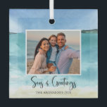 Zeeen en groeten Familie Foto Beach Ornament<br><div class="desc">Zeeen en groeten Familie Foto Beach Ornament - Onze aangepaste kerstversiering toont uw prachtige foto op een strand, de achtergrond van de waterverf van de oceaan. De zeeen en de Groeten zijn in een modern, manuscriptdoopvont met uw familienaam en jaar. Wat een mooie manier om je gelukkige herinneringen te herinneren....</div>