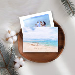Zeeen en groeten, Gevist<br><div class="desc">"Zeeen 'N Greetings' citeren in strandzand voor de kerstvakantie. Het fascineren van een beachelde vissersboot op een zandig strand met waterverf aqua blauwe oceaan en zonnige hemel boven. Foto- en tekstsjablonen aan de achterzijde.</div>