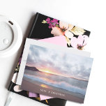 Zeeen en groeten in Californië - Sunset<br><div class="desc">"Zeeen 'N Greetings' citeren op strandzand voor de kerstvakantie. Mooie foto van een zonsondergang op het strand in Monterey,  Californië met roze lucht. Foto- en tekstsjablonen aan de achterzijde.</div>