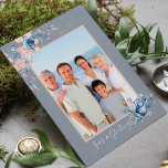 Zeeen en groeten Kerstmis Nautical Chic Photo<br><div class="desc">Deze moderne kerstKaart is voorzien van een waterverf lijst seizoenshellen en zacht roze en blauwe bloemen die je favoriete foto omgeven met de tekst "Zeeen & groeten" en je persoonlijke boodschap aan de achterkant in moderne typografie #kerstkaarten #christmas #christmascards #personalizedantiaycards #stationery #seizoonalcards #greetingcards #personalized #personalizedcards #photocards #zeeen #marcards #toutical #toutical...</div>