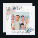 Zeeen en groeten Kerstmis Nautical Chic Photo<br><div class="desc">Deze moderne kerstKaart is voorzien van een waterverf lijst seizoenshellen en zacht roze en blauwe bloemen die je favoriete foto omgeven met de tekst "Zeeen & groeten" en je persoonlijke boodschap aan de achterkant in moderne typografie #kerstkaarten #christmas #christmascards #personalizedantiaycards #stationery #seizoonalcards #greetingcards #personalized #personalizedcards #photocards #zeeen #marcards #toutical #toutical...</div>