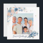 Zeeen en groeten Kerstmis Nautical Chic Photo<br><div class="desc">Deze moderne kerstKaart is voorzien van een waterverf lijst seizoenshellen en zacht roze en blauwe bloemen die je favoriete foto omgeven met de tekst "Zeeen & groeten" en je persoonlijke boodschap aan de achterkant in moderne typografie #kerstkaarten #christmas #christmascards #personalizedantiaycards #stationery #seizoonalcards #greetingcards #personalized #personalizedcards #photocards #zeeen #marcards #toutical #toutical...</div>