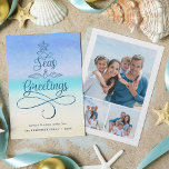 Zeeen en groeten Kustkerst 3 Foto Feestdagenkaart<br><div class="desc">Dit strand thema vakantie kaart is voorzien van kust typografie met de zin "Zeeen & Groeten" in de vorm van een kerstboom,  met een abstracte waterverf strand achtergrond. Op de achterkant staan drie foto’s.</div>