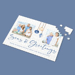 Zeeen en groeten Kusttijd Foto Legpuzzel<br><div class="desc">Zeeen en groeten Seashell Ornament on Coastal Wood Holiday Foto Puzzle met blauw van de zeemacht en zanige tantkleurige siervoorwerpen die van zeiljutetouw hangen op kustscherphout met elegante typografie. Voeg twee van je foto's en een persoonlijk bericht toe voor een leuk cadeau voor een ongekende vakantiepuzzel. Neem contact met ons...</div>