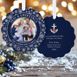 Zeeen en Groeten Poinsettia Anker Sneeuwvlokken Ornament Kaart<br><div class="desc">Moderne Zeeen en Groeten Kerstvakantie Foto Ornament Kaart - Navy Blue en White Snowflakes Achtergrond. Anker bekroond met Waterverf Bloemen waaronder rode poinsettia's,  dennenappels en ander prachtig wintergroen. Dit is een wenskaart dat ook een ornament is.</div>