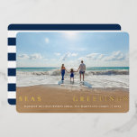 Zeeen en groeten Single Photo Nautical Folie Feestdagenkaart<br><div class="desc">"Zeeen en groeten": een zeemanskaart voor kerstbladfeestdagen. De kaart is voorzien van elegante kalligrafie "en" met een blauw en witte streep-patroonondersteuning.</div>