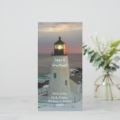 Zeeen en groeten Snowy Lighthouse Feestdagenkaart (Staand voorkant)