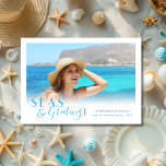 Zeeën en Groeten Tropische Kust  Feestdagenkaart<br><div class="desc">Van Kerstmis aan het strand tot uw favoriete vakantie aan de kust, is deze “Seas & Greetings” kaart een leuke manier om vrienden en familie een tropisch Prettig Kerstfeest te wensen! Deze kaart bevat uw favoriete strandfoto, persoonlijke groet en naam. De achterkant van de kaart heeft een zeesterpatroon op een...</div>