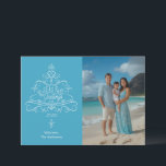 Zeeen en groetjes Beach Feestdagenkaart<br><div class="desc">Zeeen & Groeten Strand Foto Kerst Kaart. Een versierd boomontwerp met bloemen en golven met de tekst "Zeeen en groeten." U kunt uw eigen achtergrondkleur kiezen om uw foto aan te vullen. Personaliseer de sjabloon met het jaar en uw handtekeninglijn.</div>