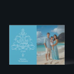 Zeeen en groetjes Beach Feestdagenkaart<br><div class="desc">Zeeen & Groeten Strand Foto Kerst Kaart. Een versierd boomontwerp met bloemen en golven met de tekst "Zeeen en groeten." U kunt uw eigen achtergrondkleur kiezen om uw foto aan te vullen. Personaliseer de sjabloon met het jaar en uw handtekeninglijn.</div>