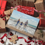 Zeeen & Greetings Beach-fotokerstkaart Feestdagenkaart<br><div class="desc">Kerstmis-wenskaart in een op het strand geïnspireerd "Zeeen & groeten"-fotoontwerp. Gepersonaliseerd met je foto en je familienaam. Deze strandkerstkaart keert terug naar een blauw en wit-nautische streep op de rug.</div>