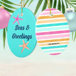 Zeeen & Groeten Zeesterren Retro Kustkerst Keramisch Ornament<br><div class="desc">Voeg een levendige plons kustcharme toe aan uw kerstdagen met dit 'Zeeen & Groeten Zeesterren' kerstornament. Dit opvallende ornament vangt de grillige sfeer van het vakantieseizoen en een leuke strandvibe in één. Het ontwerp is voorzien van roze en koraalzeester en een retro lettertype over tropische turquoise aan de ene kant...</div>