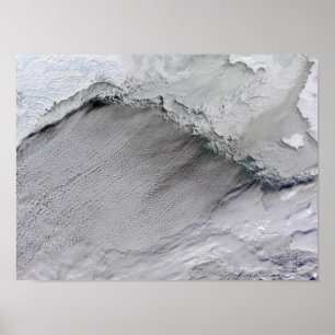 Zeeen ijs en wolkenstraten in het Zee Bering Poster