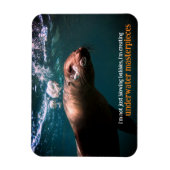 Zeeen leeuw blaast bubbels onder water magneet (Verticaal)