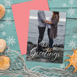 Zeeen n' Greetings Beach Script | Kerstfoto Feestdagenkaart<br><div class="desc">Deze moderne vakantiefootkaart kenmerkt elegant wit kalligrafiescript over een volledig-aftapfoto. De groet aan de voorzijde zegt "Zeeen n' Greetings", wat het een perfect ontwerp maakt voor iedereen die op zoek is naar een strand of een nautisch thema. Dit ontwerp past één enkele, verticale foto op de voorzijde van de kaart...</div>
