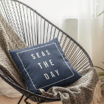 Zeeen overdag kussen<br><div class="desc">Maak je strandhuis,  kusthuis of -boot schoon met deze ongekende zeemiekkussens in de klassieke marine en wit. "Zeeen the Day" staat in een modern wit schrift op een blauw marineklein met een witte rand.</div>