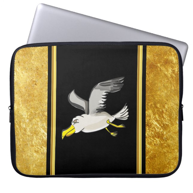 Zeegelaar die over de kop vliegt met een gouden fo laptop sleeve (Voorkant)