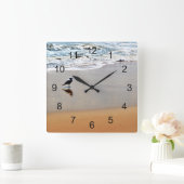 Zeegulerende reflectie met zand- en oceaanstrand vierkante klok (Huis)