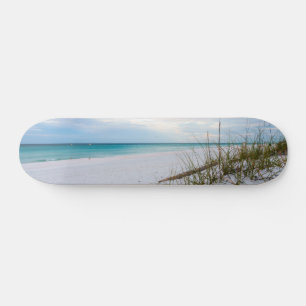 Zeehaver en wit zandstrand ochtendskateboard persoonlijk skateboard