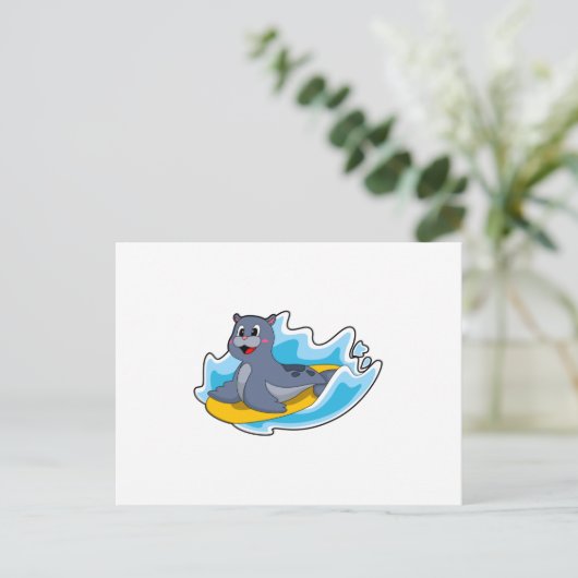 Zeehond als surfer met surfplank briefkaart (Staand voorkant)