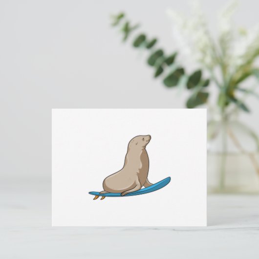 Zeehond als surfer met surfplank briefkaart (Staand voorkant)