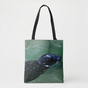 Zeehond glijdt door kalm water tote bag