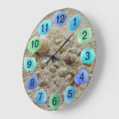 Zeekoppels op het strand met een grote klok in het (Hoek)