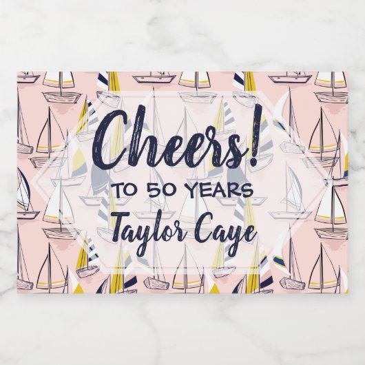 Zeemacht en gele zeilboten op een roze Zee Mini Sparkling Wijnetiket (Enkel label)