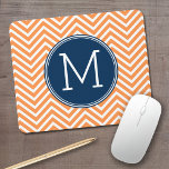 Zeemacht en Oranje Chevrons met aangepast monogram Muismat<br><div class="desc">Een preppy ontwerp in verse,  vrolijke kleuren. Als u de monogrammen moet aanpassen,  klik op de pas het knoop aan en breng veranderingen aan.</div>