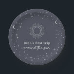 Zeemeerderheid eerste reis rond de zon papieren bordje<br><div class="desc">Een marine achtergrond met een sterren- en maanpatroon aan de buitenkant. In het ontwerp staat een zonomtrek,  met een 'eerste reis rond de zon'-typografie met de naam van uw kind. Perfect voor je eerste feest.</div>